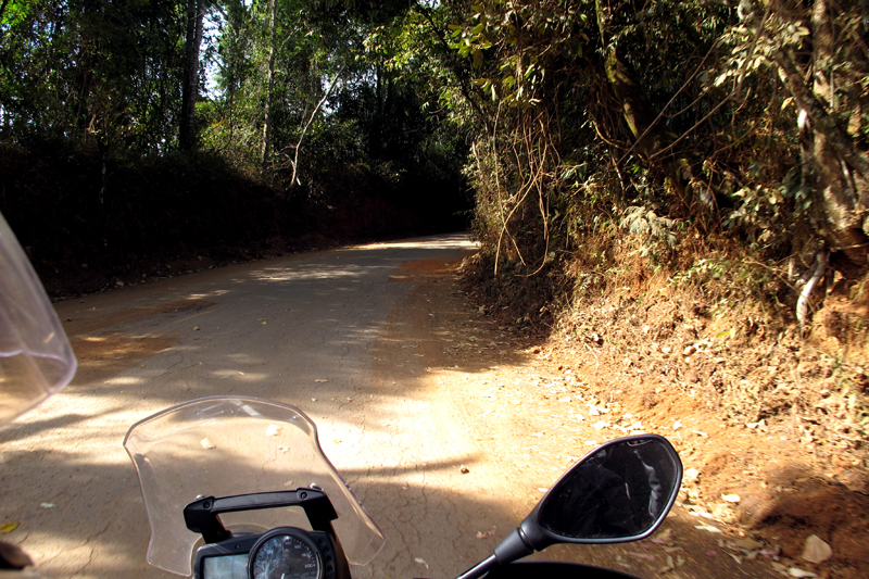 Estrada metade asfalto metade terra Estrada metade asfalto metade terra