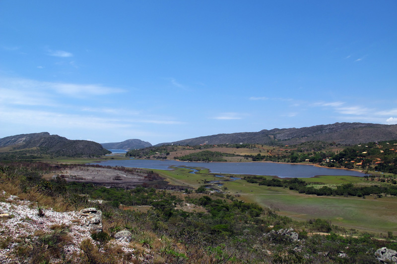 Vista da lagoa e povoado de Lapinha da Serra