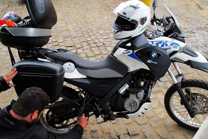 Lubrificando a correia da moto no caminho para Arraial D'Ajuda