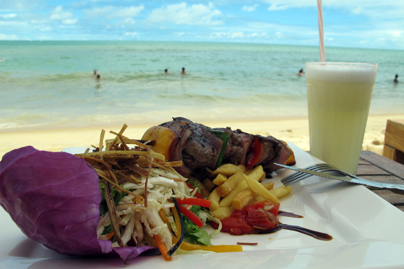 Almoço gourmet na praia de Pitinga