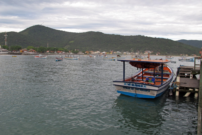 píer na praia de Armação