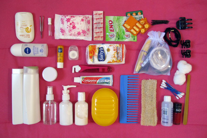 Itens de necessaire para levar em uma viagem de moto, como shampoo, pente, lenços.