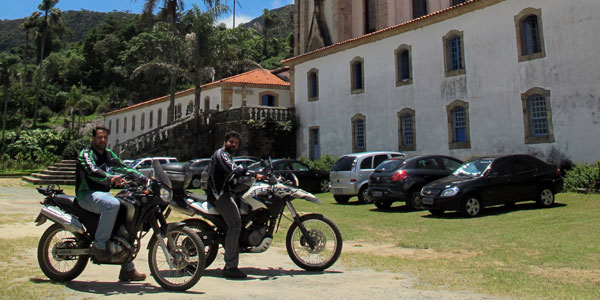 cidades perto de BH: Santuário do caraça de moto