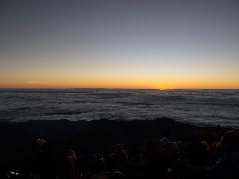 Vista do Pico da Bandeira no nascer do sol