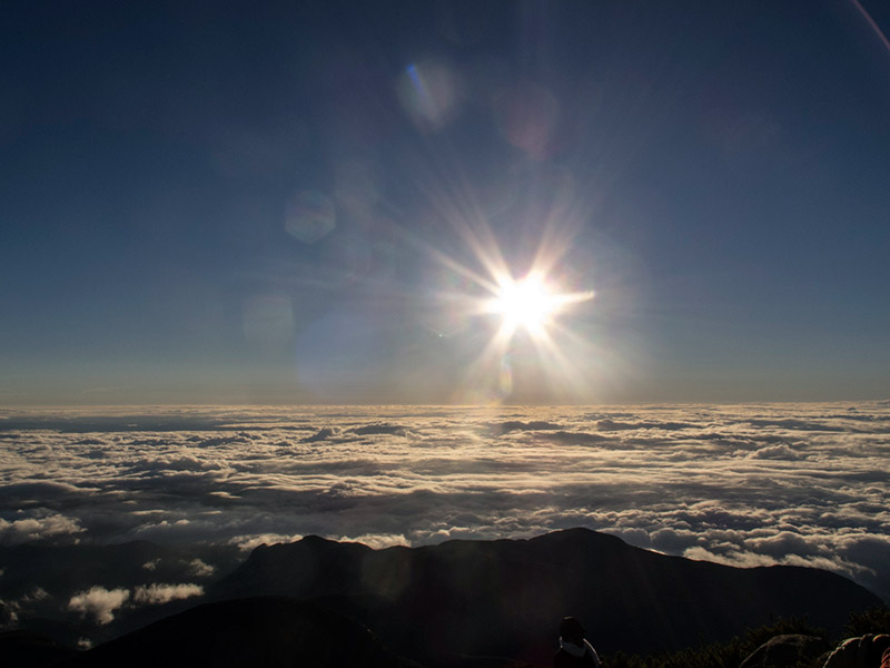 Vista do Pico da Bandeira no nascer do sol, cheio de nuvens