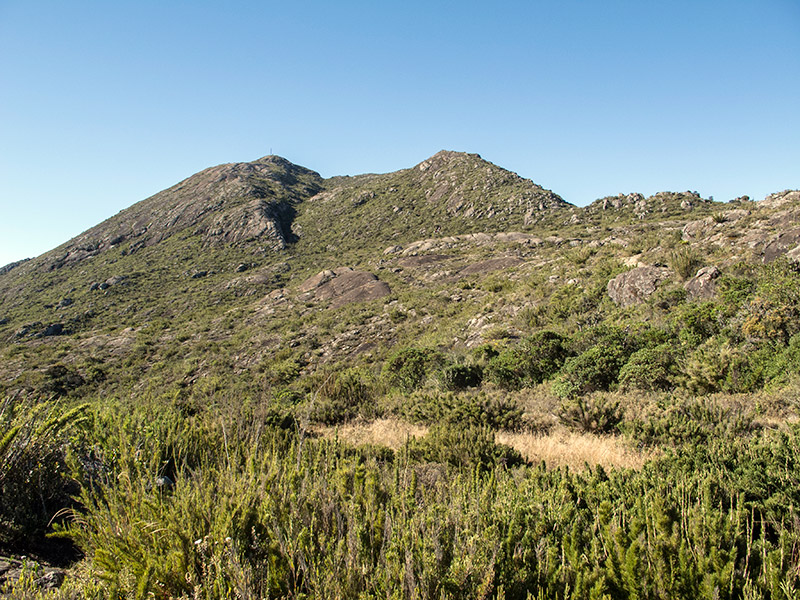O Pico da Bandeira lá no alto, à esquerda