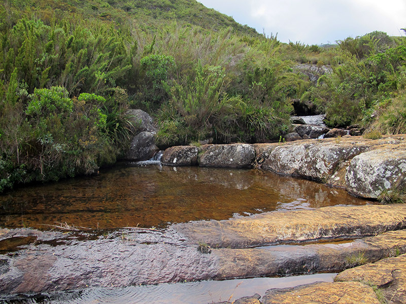 Cachoeira ao longo da trilha no Pico da Bandeira