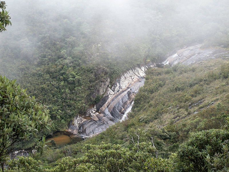 Cachoeira ao longo da trilha no Pico da Bandeira