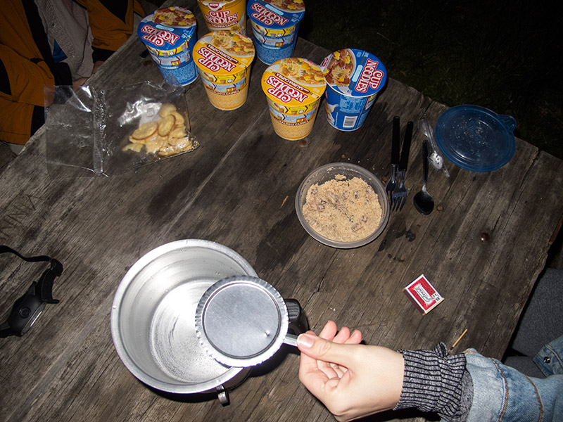 Cozinhando cup noddles no acampamento no Pico da Bandeira