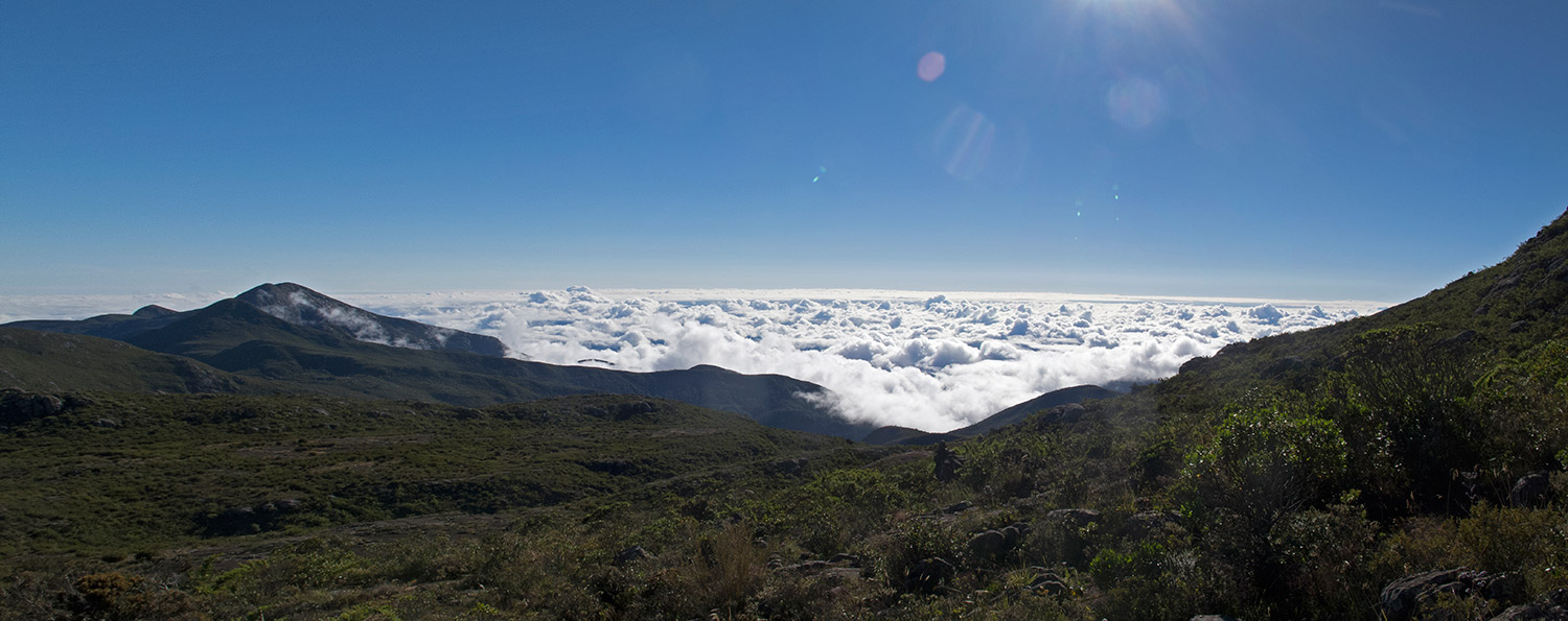 Vista panorâmica do Pico da Bandeira ao nascer do sol