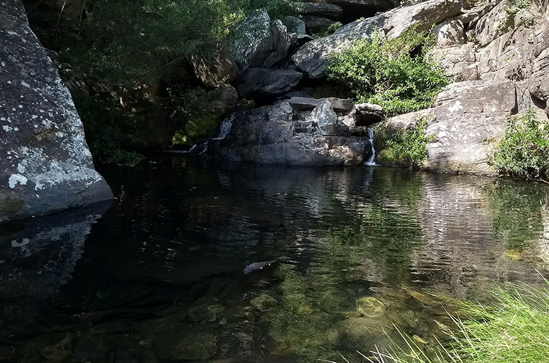cachoeira veu da noiva na serra do cipó em minas gerais