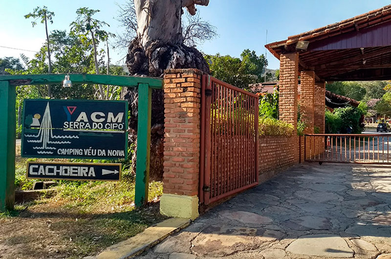 entrada da cachoeira veu da noiva na serra do cipó em minas gerais